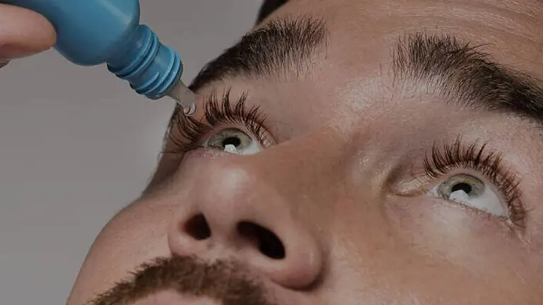 ¿Adiós a la presbicia? Así son las gotas que "reemplazan" a los anteojos y que ya están a la venta