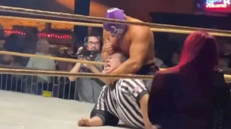 Terror en la lucha libre: un árbitro fue apuñalado en la cabeza