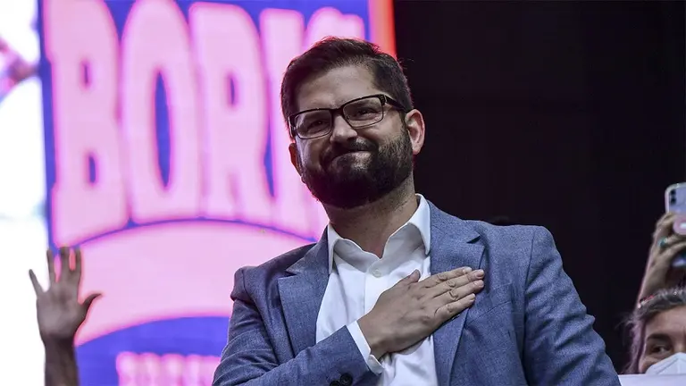 Boric será el nuevo presidente chileno: se impuso a Kast con más del 55,8 % de los votos