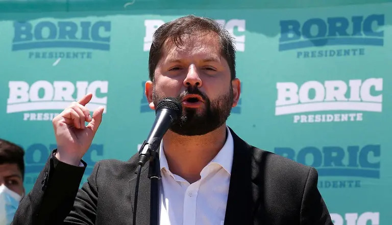 La desaprobación a la presidencia de Gabriel Boric en Chile subió al 57% en menos de tres meses de gobierno