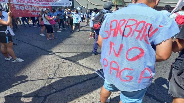 Batalla sin fin en Garbarino: movilización y corte en puente Pueyrredón por abandono del Gobierno y despidos ilegales