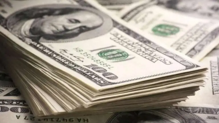 La brecha entre dólar blue y oficial se dispara y ya es una de las más altas de la historia