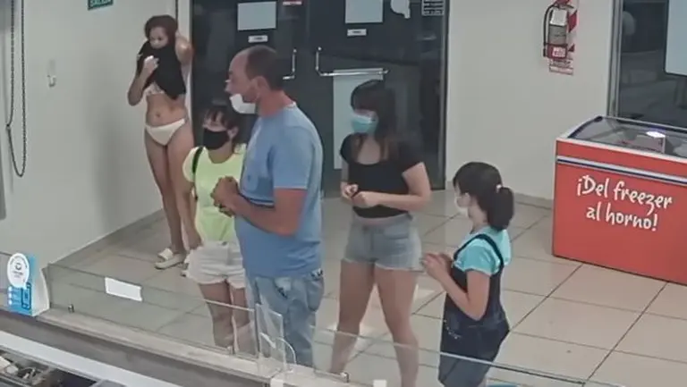 Increíble: una mujer se sacó el vestido y lo usó como barbijo para entrar en una heladería