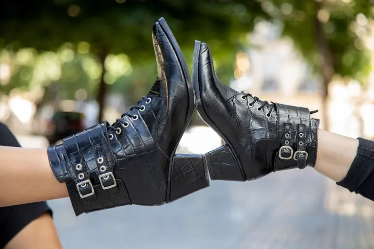 Un par de botas de cuero de marca puede valer lo mismo que un alquiler en la Ciudad