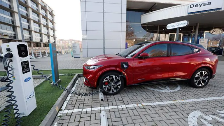 La ley para promover autos eléctricos baja los impuestos para su fabricación y los sube a los tradicionales