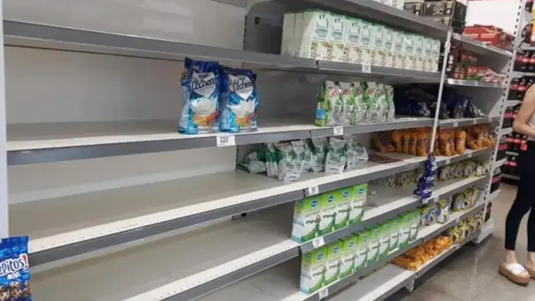 Hay escasez de alimentos y diversos productos en los súper a raíz de la ola de faltazos en industrias por el Covid
