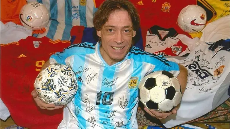 Murió el argentino considerado el dueño de la "pelota de fútbol más valiosa del mundo"