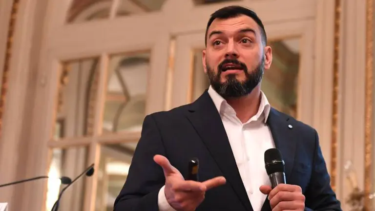 Por qué Álvarez Agís considera que el dólar debería trepar hasta $351