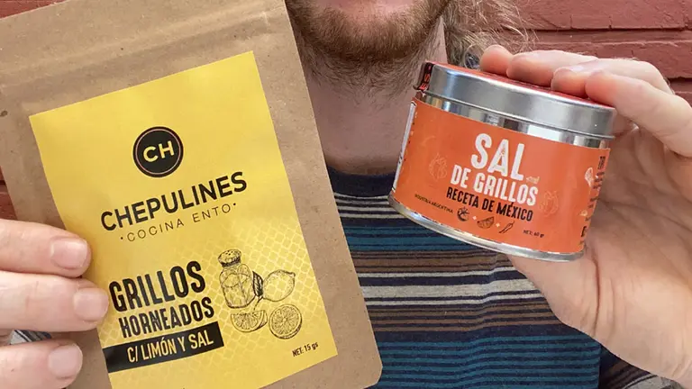 Un argentino lanzó "snacks de grillos" y ahora va por larvas, escarabajos y hormigas