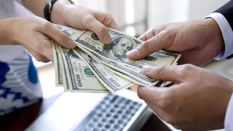 Dólares del colchón, sin control de ARCA: ¿habrá una lluvia de billetes en el mercado?