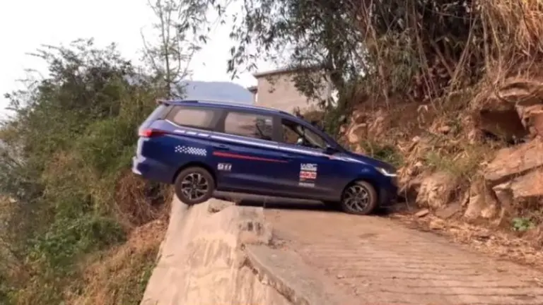 VIDEO | Se quedó sin camino y dio vuelta su auto 180° al límite del precipicio