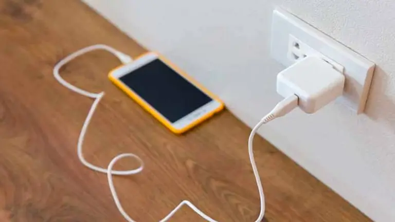 ¿Es malo dejar cargando el celular durante toda la noche?