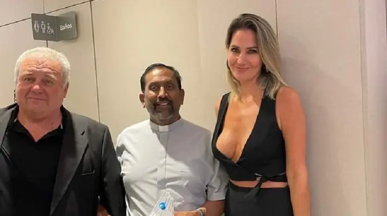 El detrás de la foto viral de Carolina Losada con el Padre Ignacio: "El vestido le jugó una mala pasada"
