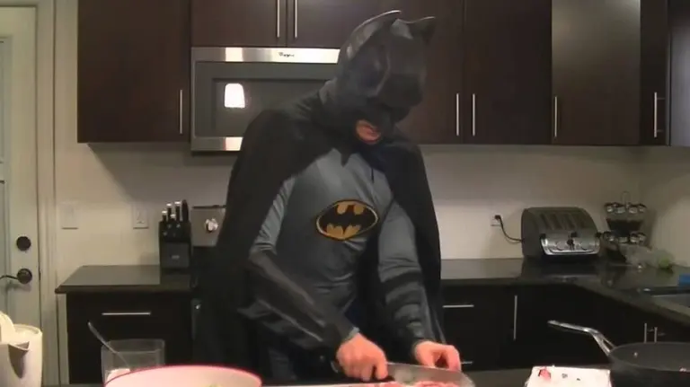 La citó por Tinder, la recibió disfrazado de Batman y cocinó: "Se dejó la máscara, nunca supe su morbo"