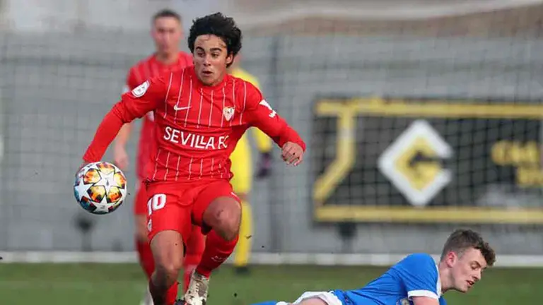 VIDEO|  "Modern Maradona", el juvenil del Sevilla al que comparan con Diego