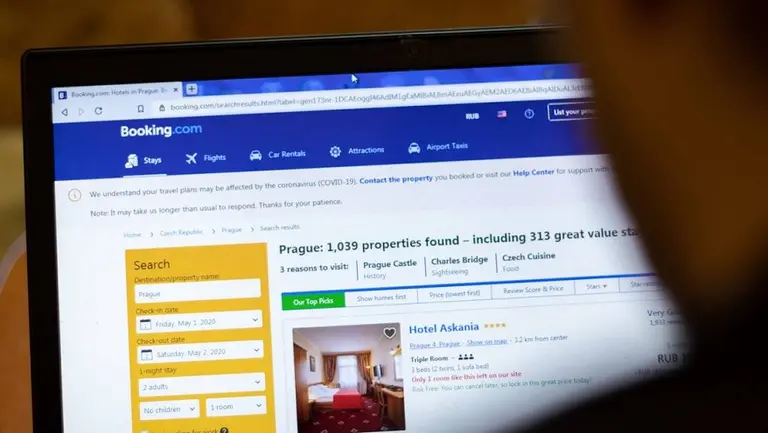 Booking deberá indemnizar a una turista que había contratado un alojamiento en Brasil y estaba en condiciones deplorables