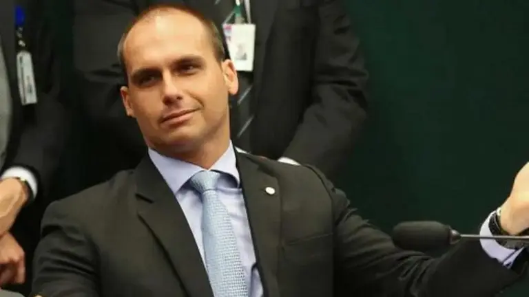 El hijo de Bolsonaro ironizó sobre la inflación argentina: su video viral con una pila de billetes de $1.000