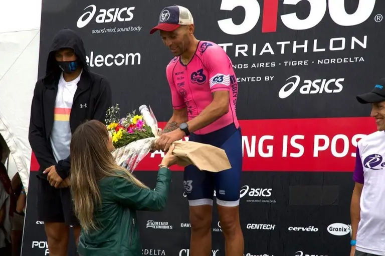 Malena Galmarini entregó los premios IronMan 5150, en Tigre, con Aysa concientizando sobre el cuidado del agua