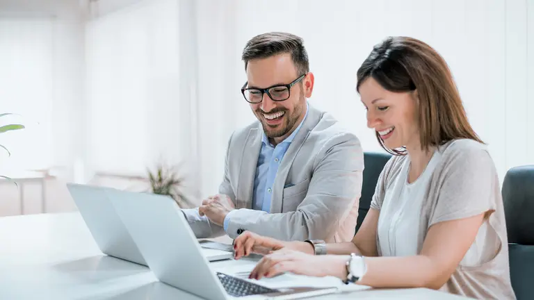 Empresas que ofrecen sueldos "dolarizados" y buscan personal: cómo es el pago