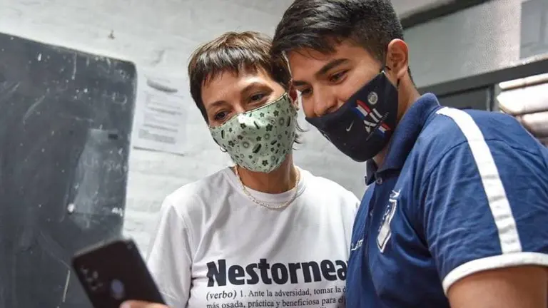 Mayra Mendoza fue tendencia en Twitter por una polémica palabra que llevó estampada en su remera