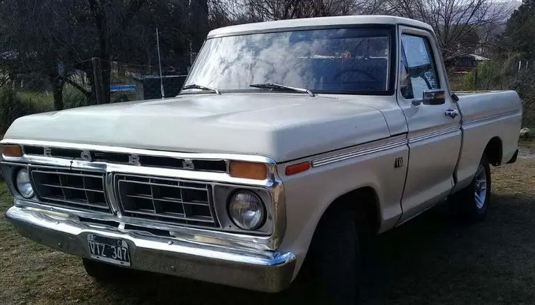 Cuánto cuesta la camioneta Ford f100, cuántos caballos y qué motor trae