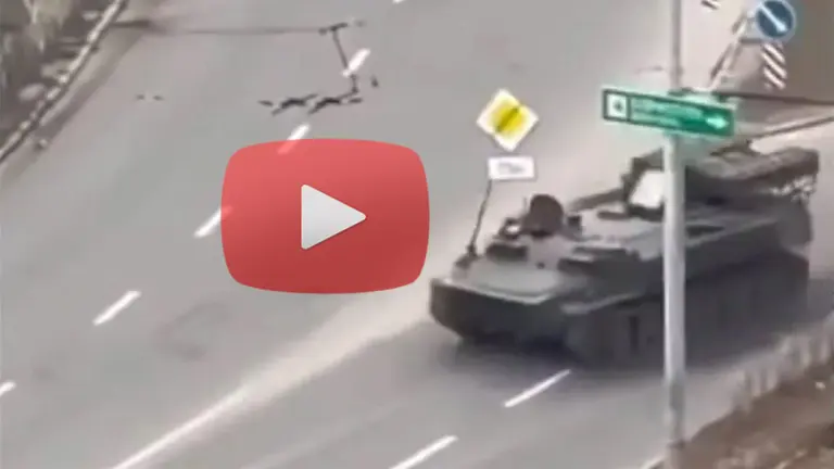 Video del horror en Ucrania: un vehículo blindado aplastó un auto con una persona adentro