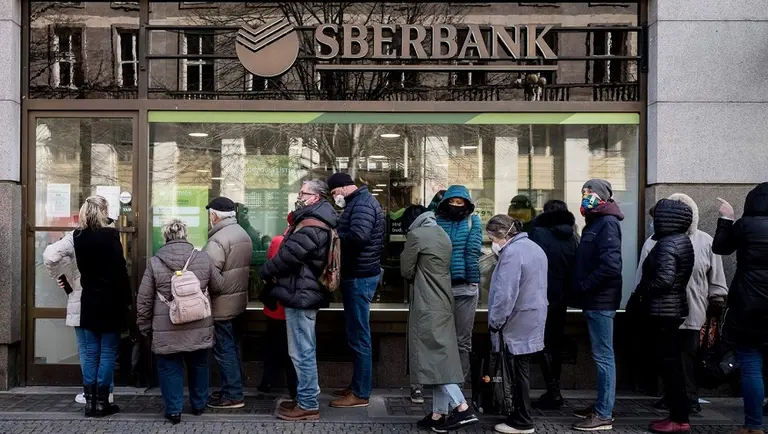 Europa interviene las filiales del banco ruso Sberbank y aplica suspensión de pagos y un 'corralito'