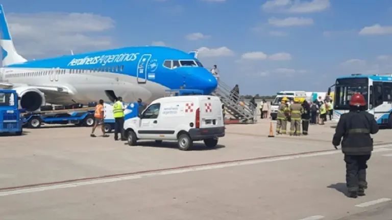 Un avión de Aerolíneas Argentinas se despresurizó y tuvo que aterrizar de emergencia: hubo heridos
