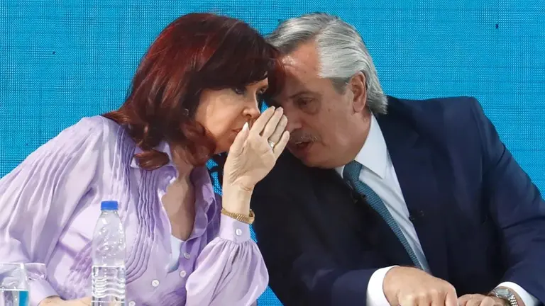 Alberto Fernández hablándole a Cristina Kirchner