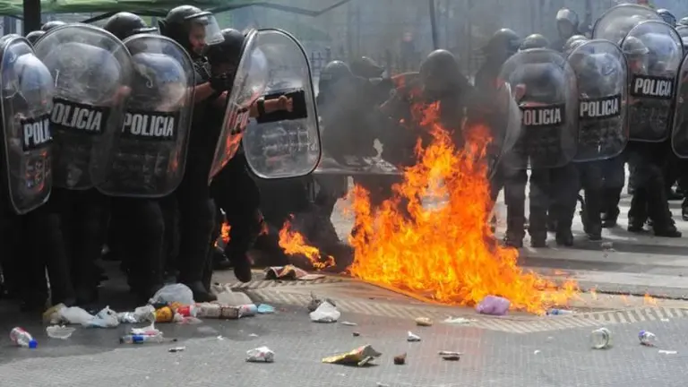 Tensión dentro y fuera del Congreso por el pacto con el FMI: el Gobierno tiene los votos, ¿pero pierde el control político?