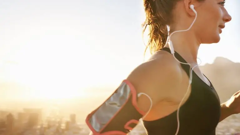 ¿Corrés con música? Estos son los pros y los contras de este hábito