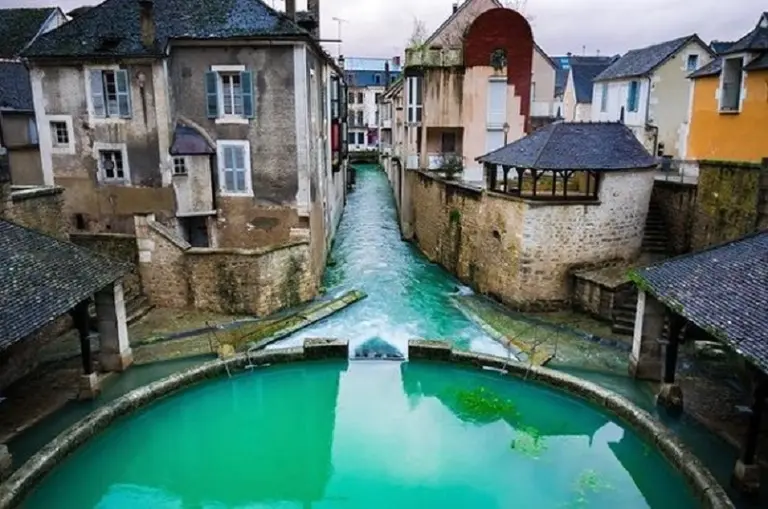 Fosse Dionne, el pozo "infinito": no tiene fondo y varias personas murieron por descubrir su origen