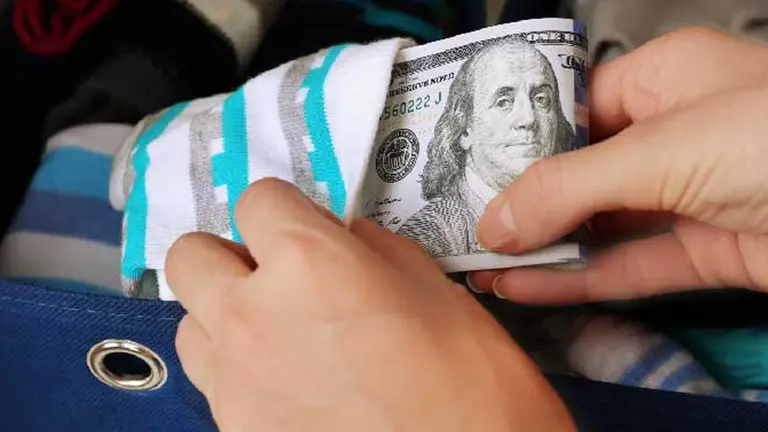 Los 8 peores lugares para guardar dólares en casa, según expertos en seguridad