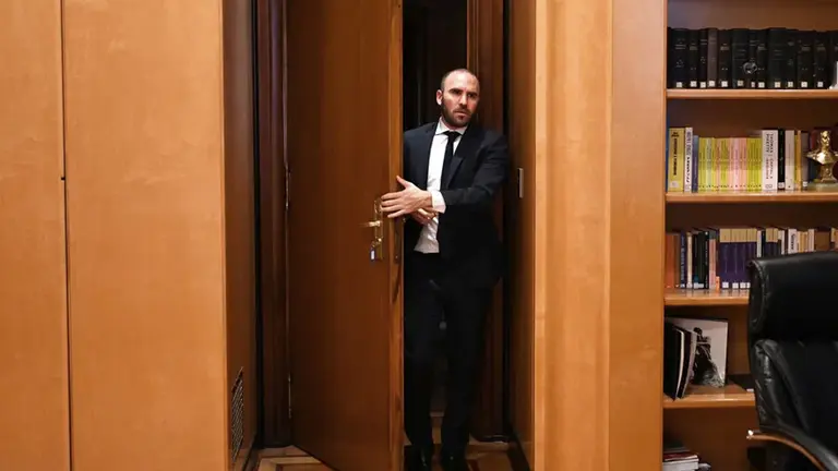 Guzmán se refugia en los empresarios para frenar la embestida K