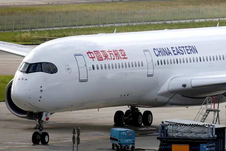 Un avión con 132 personas a bordo se estrella en el sur de China