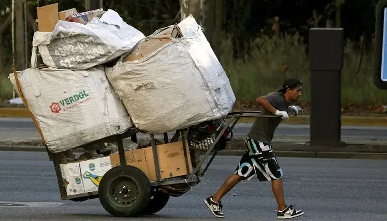 Crece la cantidad de cartoneros que recorren las calles: ganan unos $2.500 por día