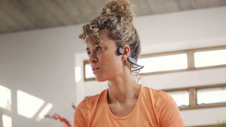 Auriculares de conducción ósea: cómo es la novedosa propuesta de Philips para acompañar la práctica deportiva