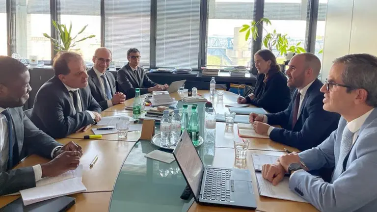 Guzmán acordó con el Club de París volver a postergar pagos de la deuda