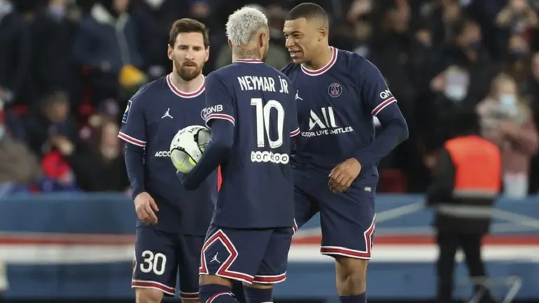 Sueldos millonarios: revelan cuánto ganan Messi, Neymar y Mbappé en el PSG de Francia