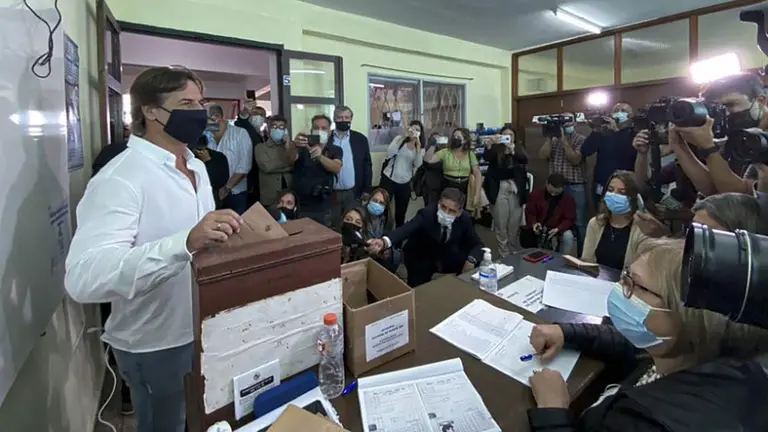 Uruguay: Lacalle Pou derrota a la izquierda en un referendo clave para su gestión