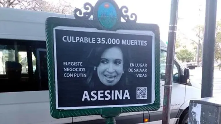 El Presidente repudió una pegatina de afiches callejeros contra Cristina Kirchner