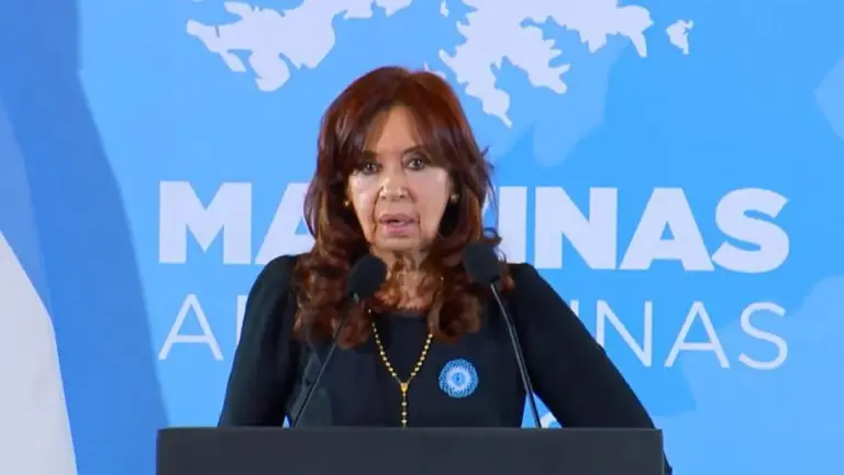 Cristina Kirchner chicaneó a la portavoz Cerruti en un acto por Malvinas en el Congreso