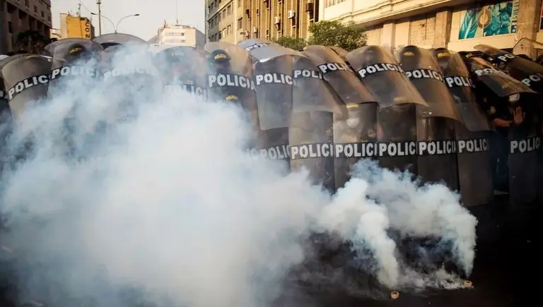 Perú: pese al levantamiento del toque de queda, atacaron la Corte Suprema y edificios del Gobierno