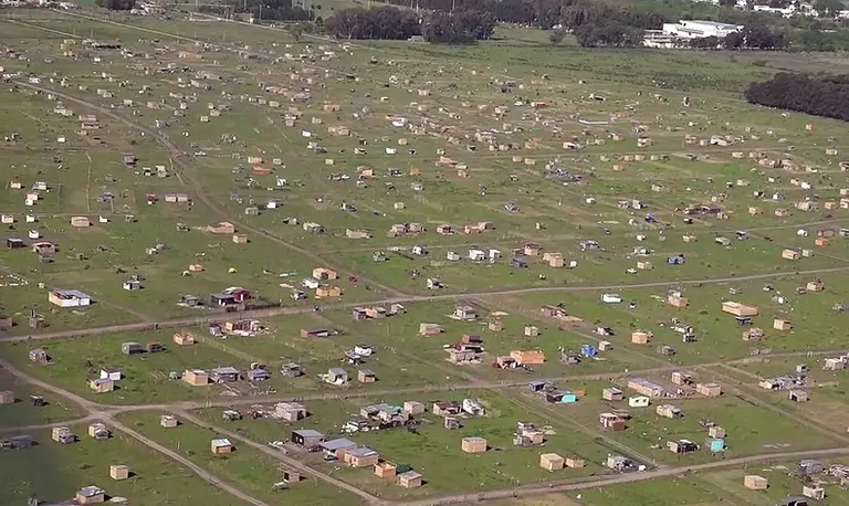 Para el juez Ramos Padilla, la toma de tierras en La Plata no es ilegal "porque fue sin violencia y de día"