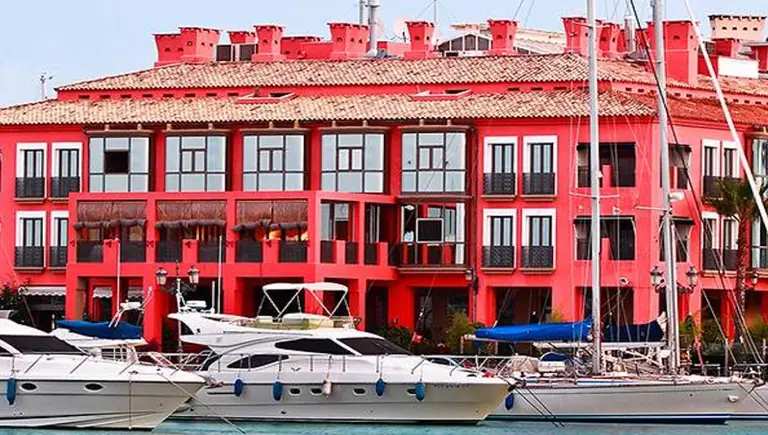 Messi y Cristiano Ronaldo continúan la expansión hotelera: inauguran nuevos proyectos en Marbella y Marrakech