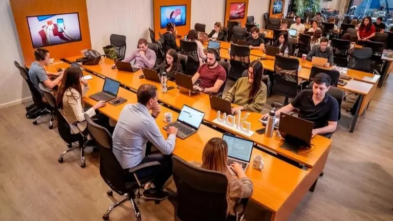 Ualá busca sumar talentos para distintas áreas de trabajo: que puestos ofrece y cómo anotarse