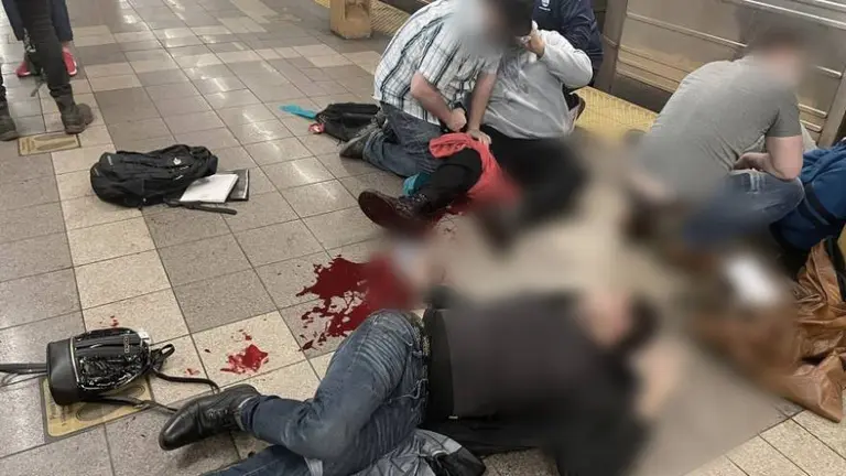 Violento ataque en el subte de Nueva York: al menos 10 heridos de bala