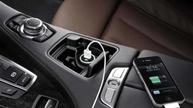 ¡No lo hagas! Por estos motivos, no es bueno cargar un teléfono celular en el puerto USB del auto