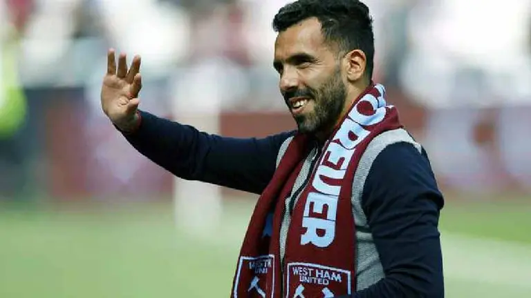 Video: Carlos Tevez se animó a hablar en inglés en un homenaje en Inglaterra pero ¿lo entendieron?