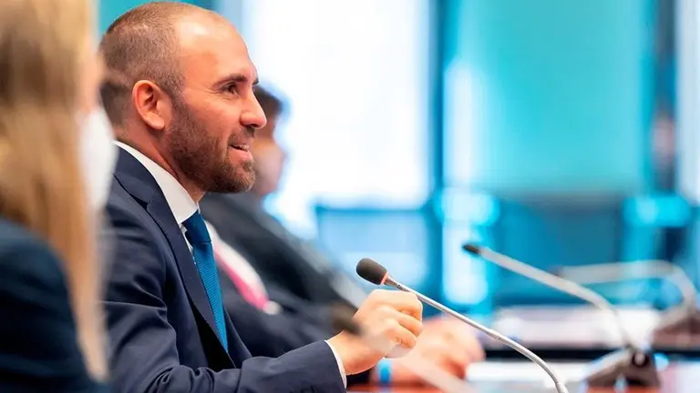 Qué empresas tendrán que pagar la "renta inesperada", el impuesto temporal que anunció el Gobierno